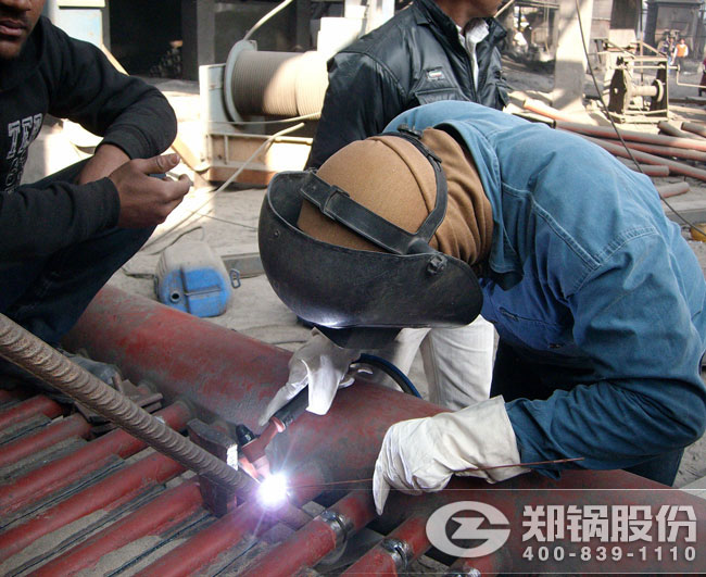 大宝娱乐110吨外循环流化床电站锅炉装置焊接现场